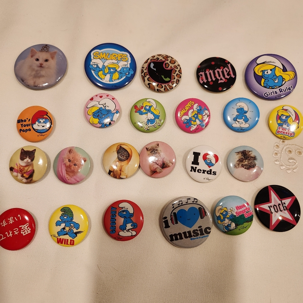 23 buttons: cats, Smurfs and others.